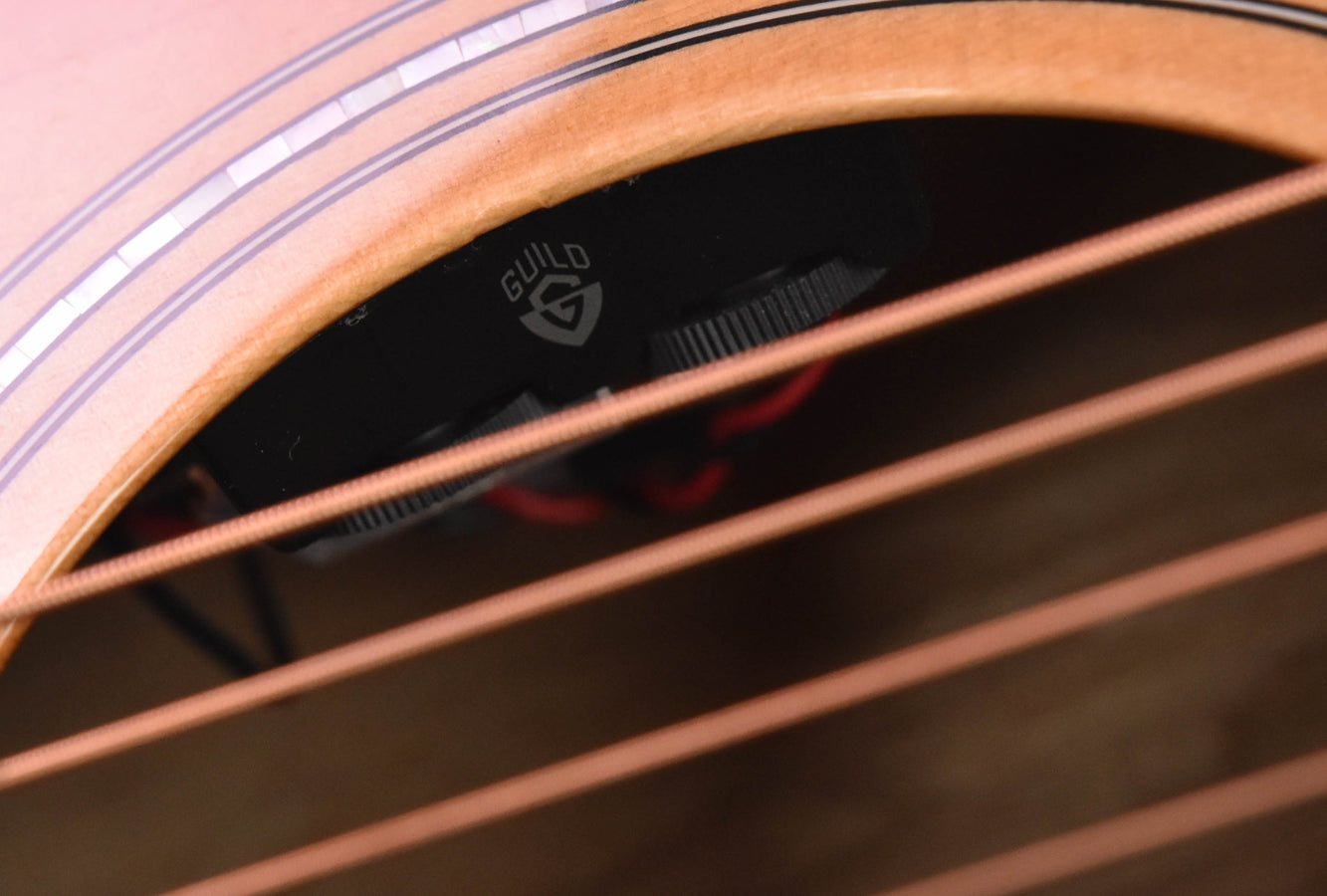 Guild OM-260CE Deluxe Burl Ash