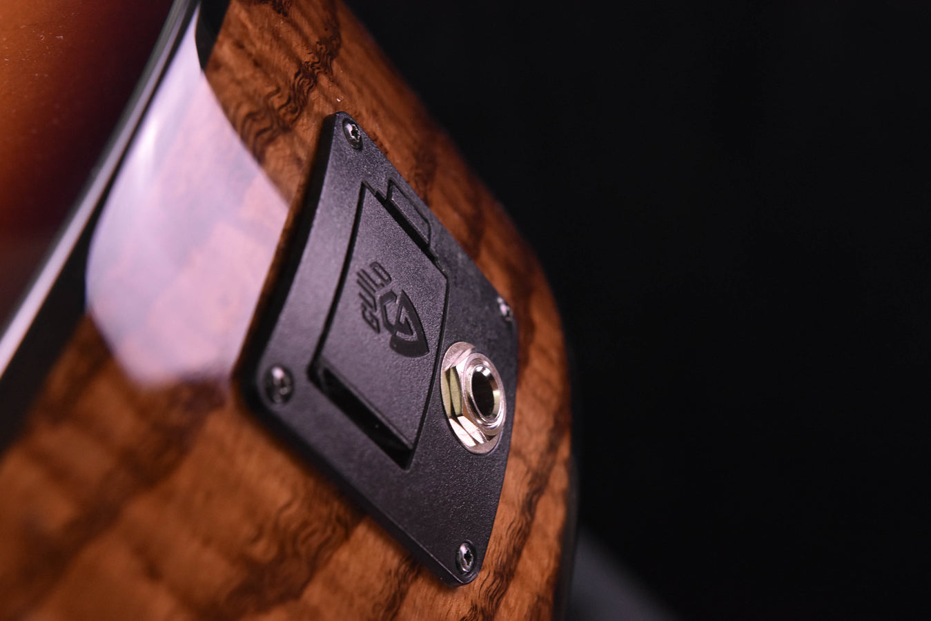 Guild OM-260CE Deluxe Burl Ash