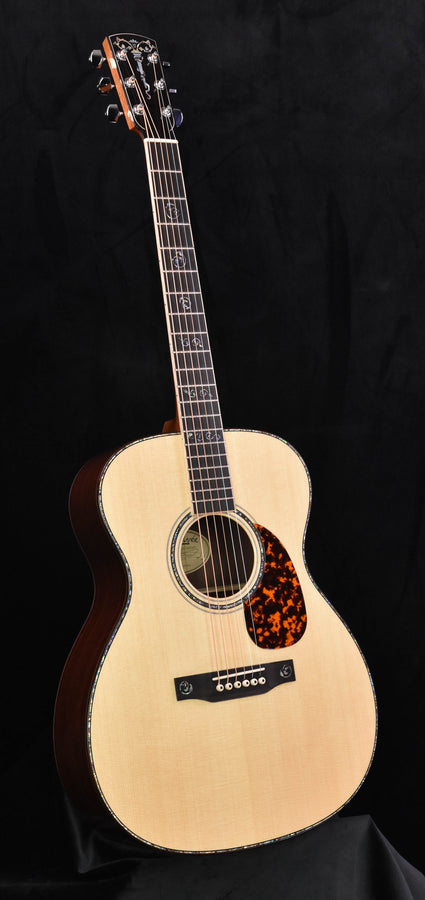 Acoustic guitar OM-10 deluxe used, light wood top, tortoise-pattern pickguard