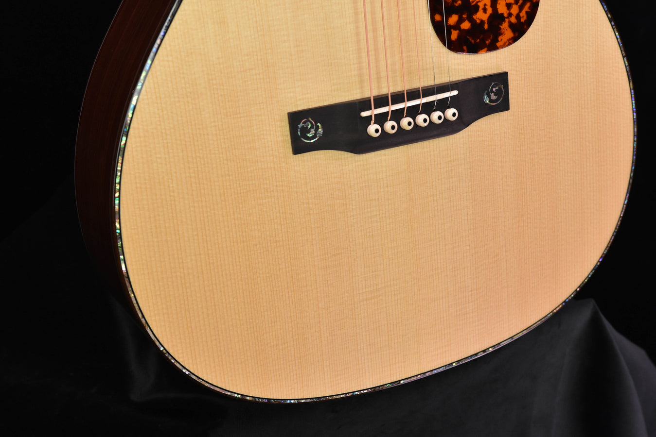 Acoustic guitar OM-10 used, black pickguard, bridge with six pins, light top