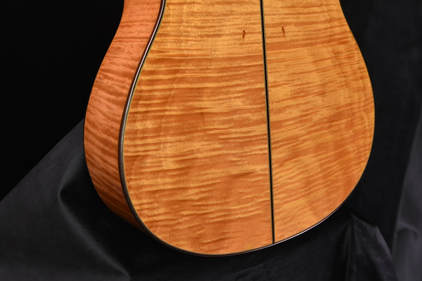 Cordoba Fusion cutaway nylon guitar top, maple wood grain close-up