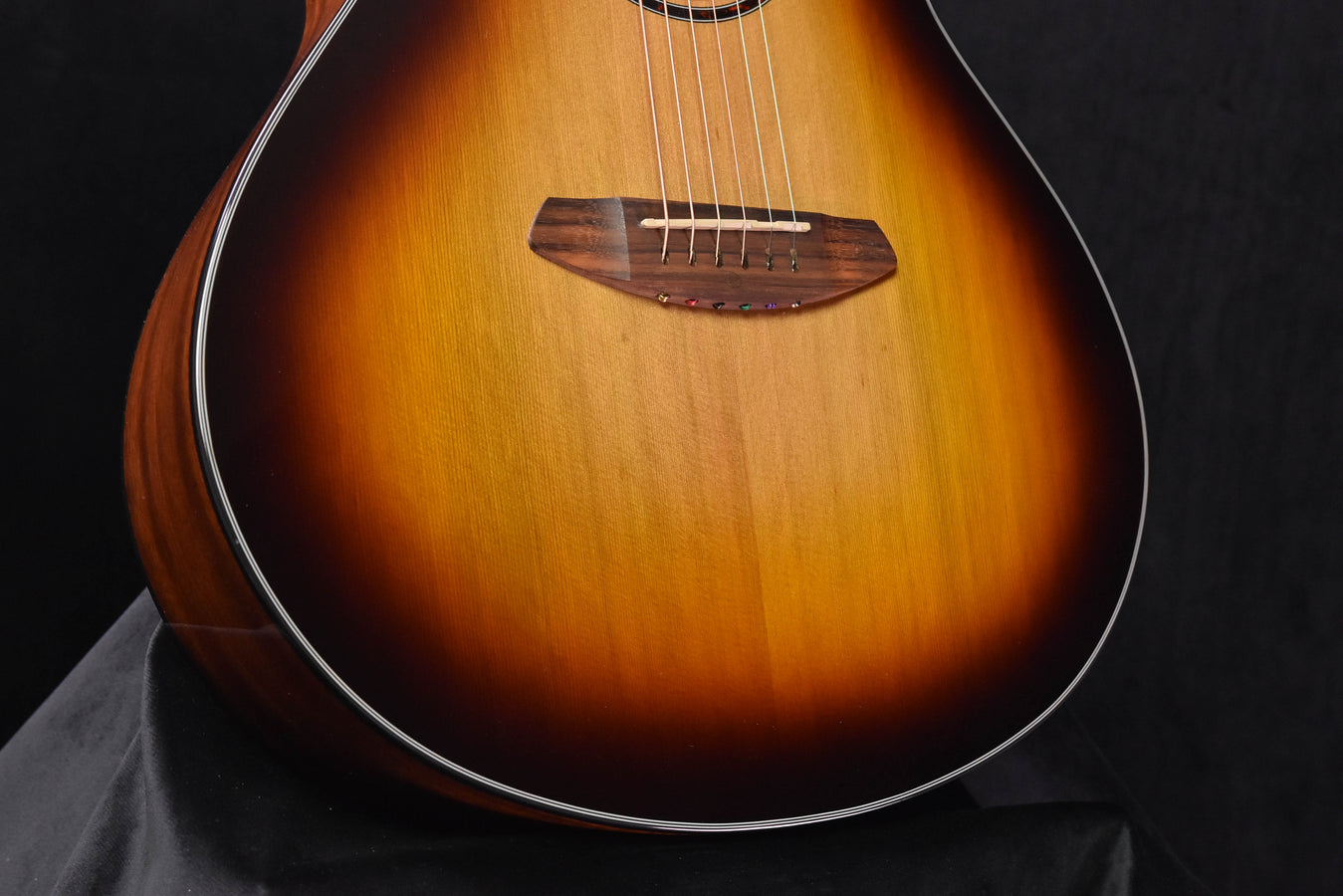 Breedlove Discovery S Concert Edgeburst CE Cedar/ Mahogany Guitar