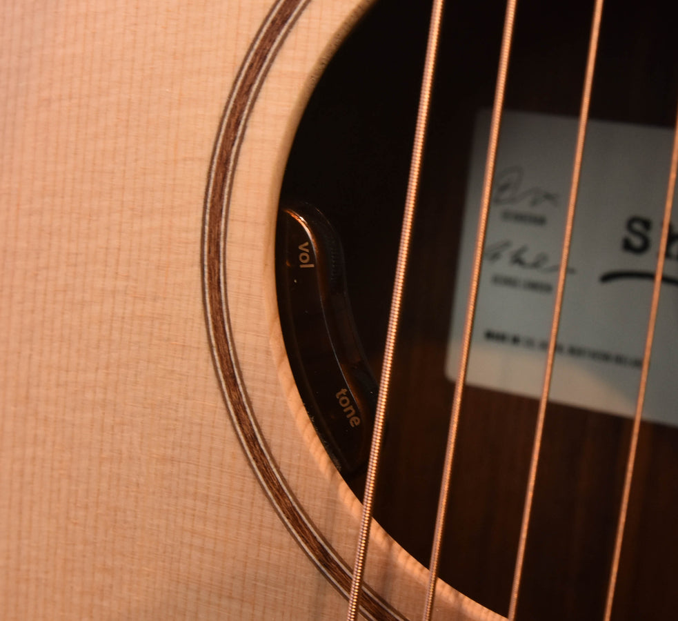 Sheeran by Lowden S02 Guitar w/ Top Bevel,Sitka Spruce and Santos Rosewood and LR Baggs Pickup