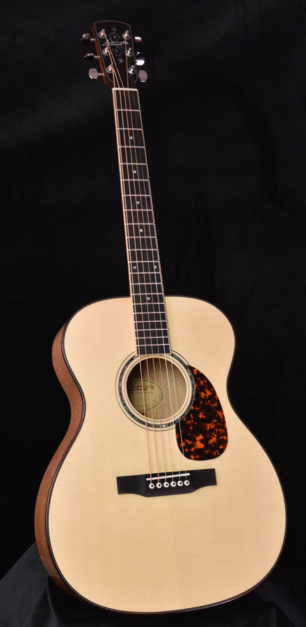 Larrivee OM-09 Silver Oak Special Edition