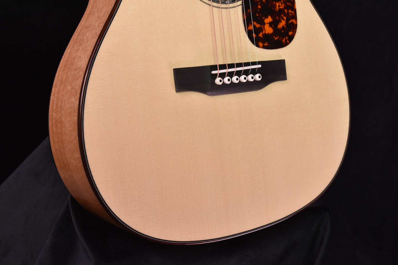 Larrivee OM-09 Silver Oak Special Edition