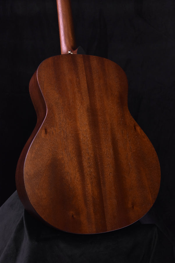 Mahogany grand theater acoustic guitar, back body with wood grain detail