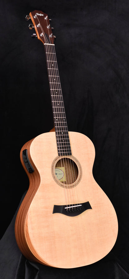 Taylor Academy 12E Akustikgitarre mit hellem Korpus, Schallloch und Steg-Abdeckung