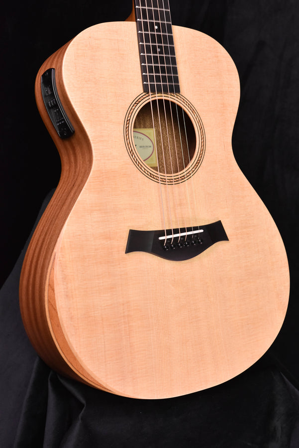 Taylor Academy 12E Schallloch-Ansicht mit Tonabnehmer und schwarzer Stegplatte