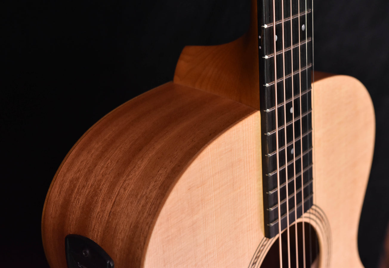 Akustikgitarre Korpus-Seitenansicht mit Griffbrett und Saiten
