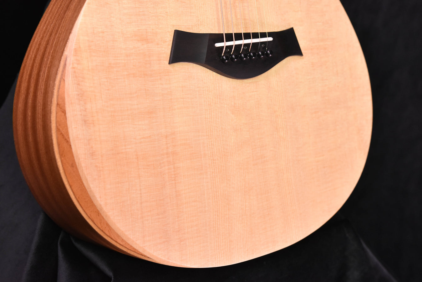 Akustikgitarre Vorderansicht mit schwarzer Stegplatte und schwebenden Saiten