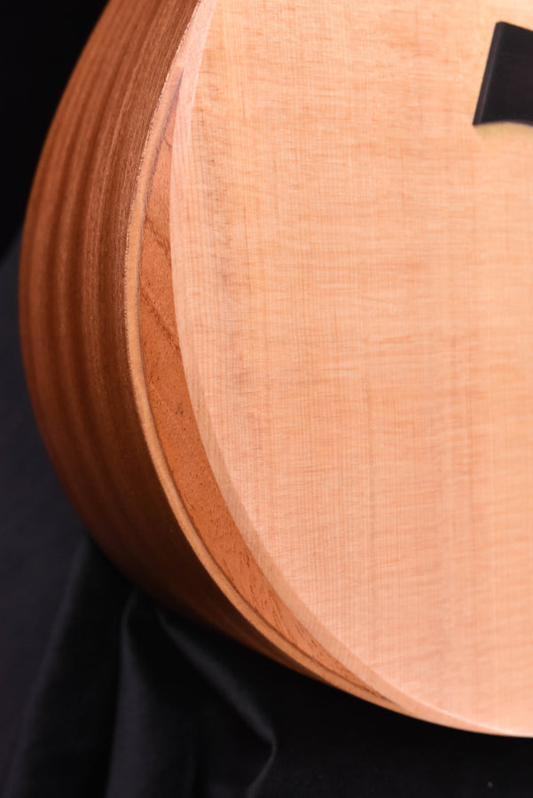 Akustikgitarre Korpus-Nahaufnahme mit Holzmaserung am Rand