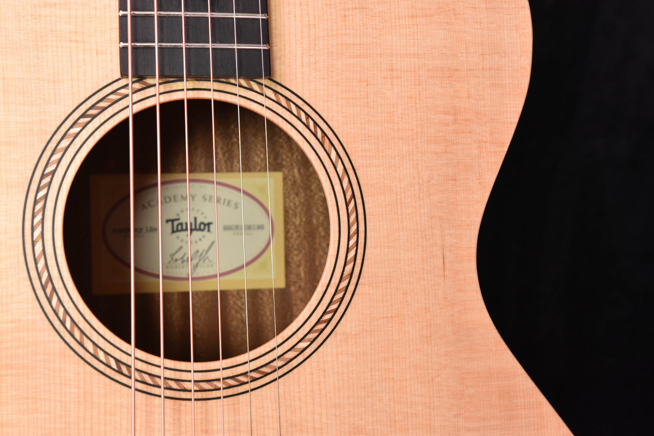 Akustikgitarre Schallloch-Nahaufnahme mit eingelegtem Logo-Aufkleber