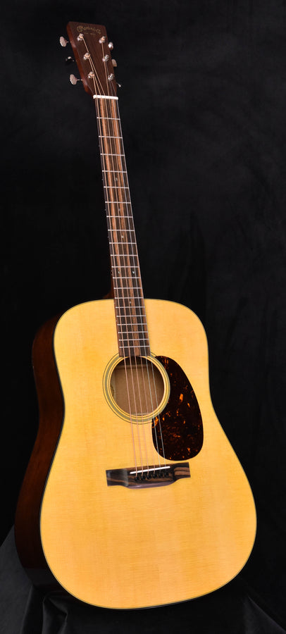 Martin D-18 Akustikgitarre, naturfarbenes Korpus-Finish mit rundem Schalloch