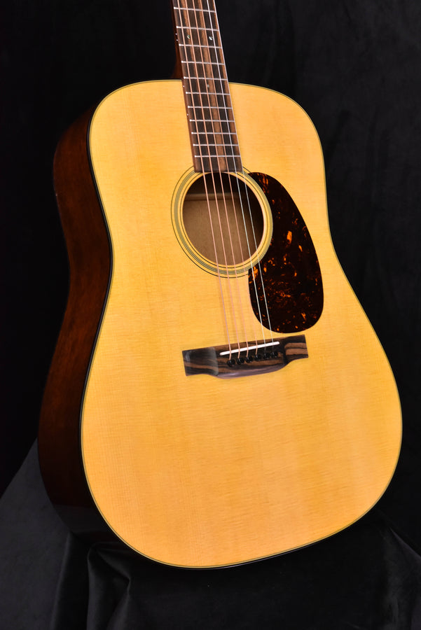 Martin D-18 Akustikgitarre, naturfarbenes Korpus, schwarzer Bereich am Schalloch