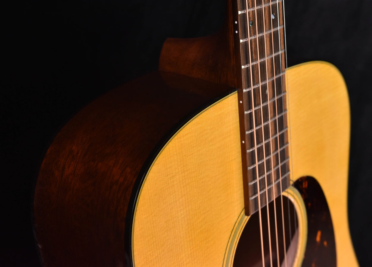 Akustikgitarre D-18, braunes Griffbrett und Korpus-Seitenansicht