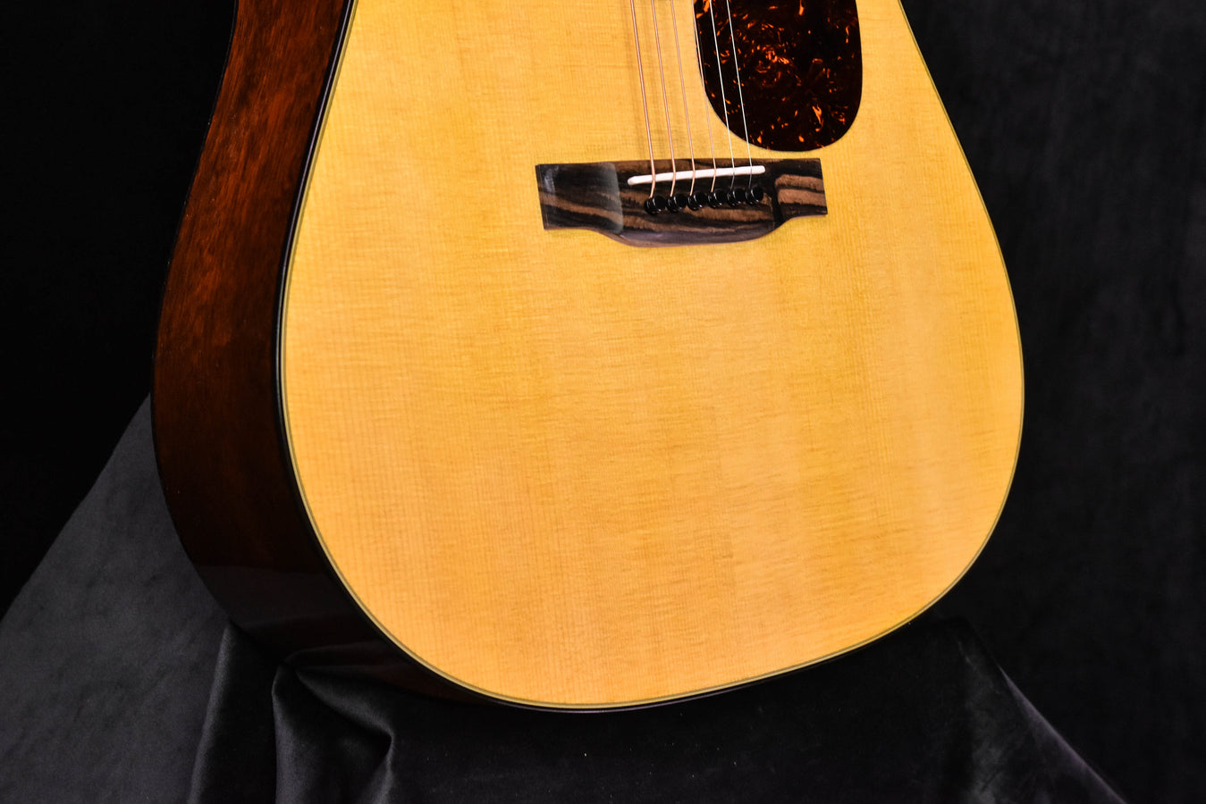 Akustikgitarre D-18, naturfarbenes Deck mit Steg und Saiten am Schalloch
