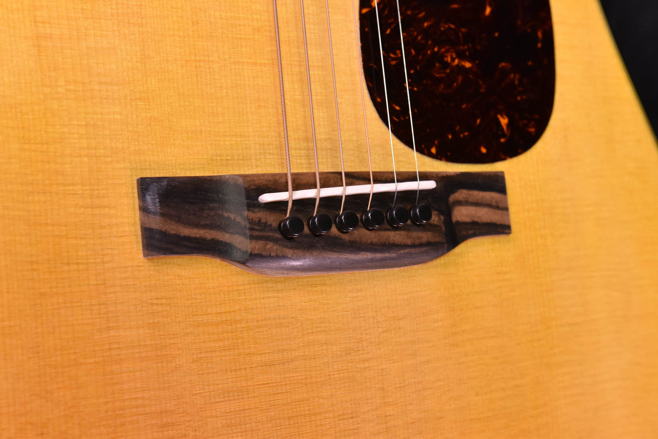 Akustikgitarre D-18, Steg mit Saiten und schwarzen Pins auf naturfarbenem Deck