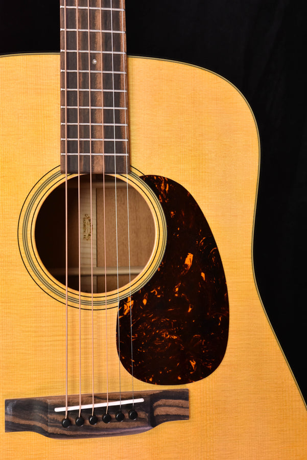 Akustikgitarre D-18, Schalloch mit Zierrahmen und naturfarbenem Deck