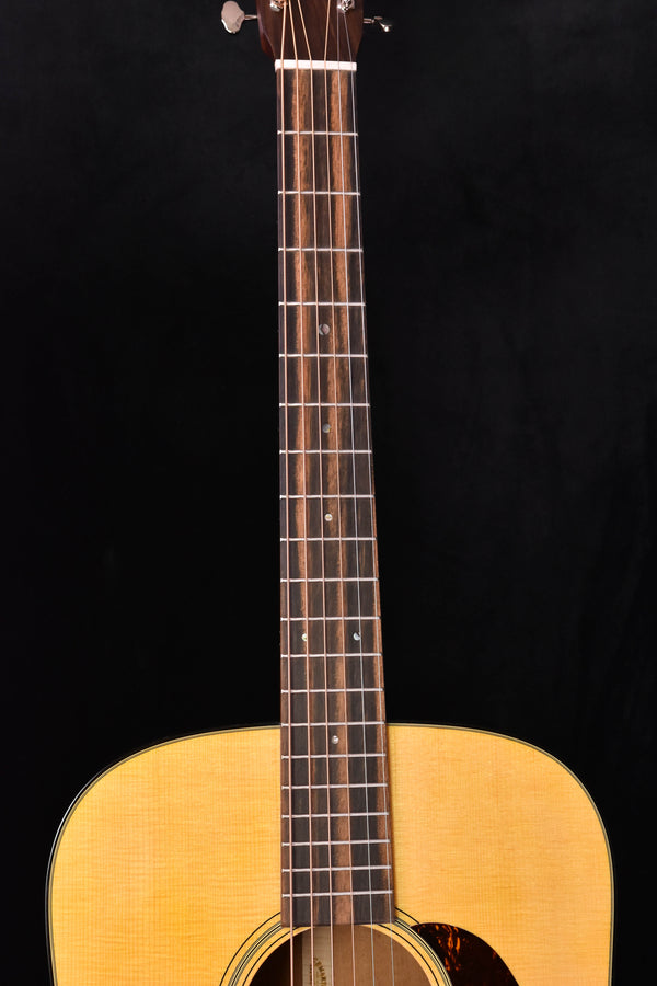 Akustikgitarre D-18, Halsansicht mit Bundstäbchen und Kopfplatte