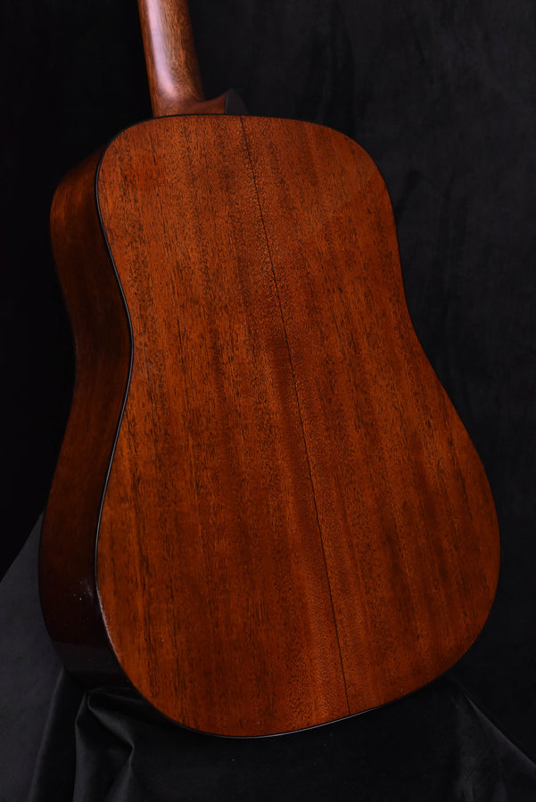 Akustikgitarre D-18, Rückseite mit sichtbarer Holzmaserung und Mittelnaht