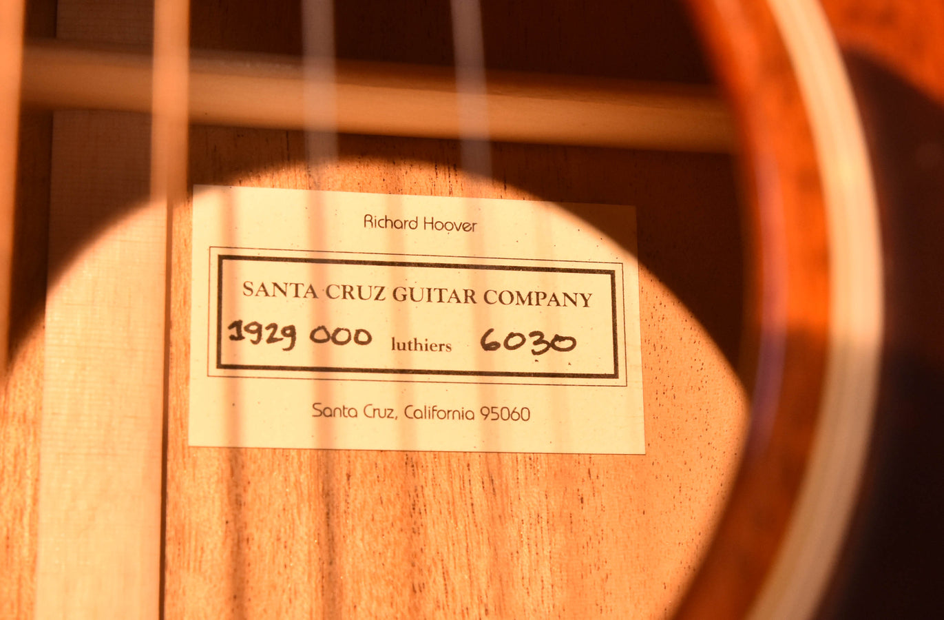 Label with text '1929 000' and '6030' on the guitar interior