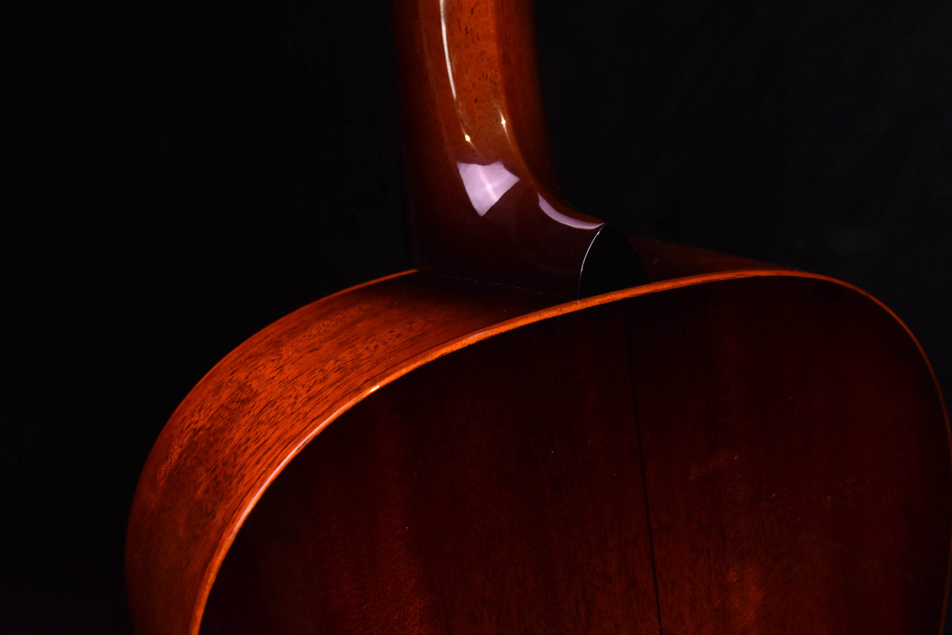 Gitarre Sunburst-Korpus, Nahaufnahme von Zarge und gewölbter Decke