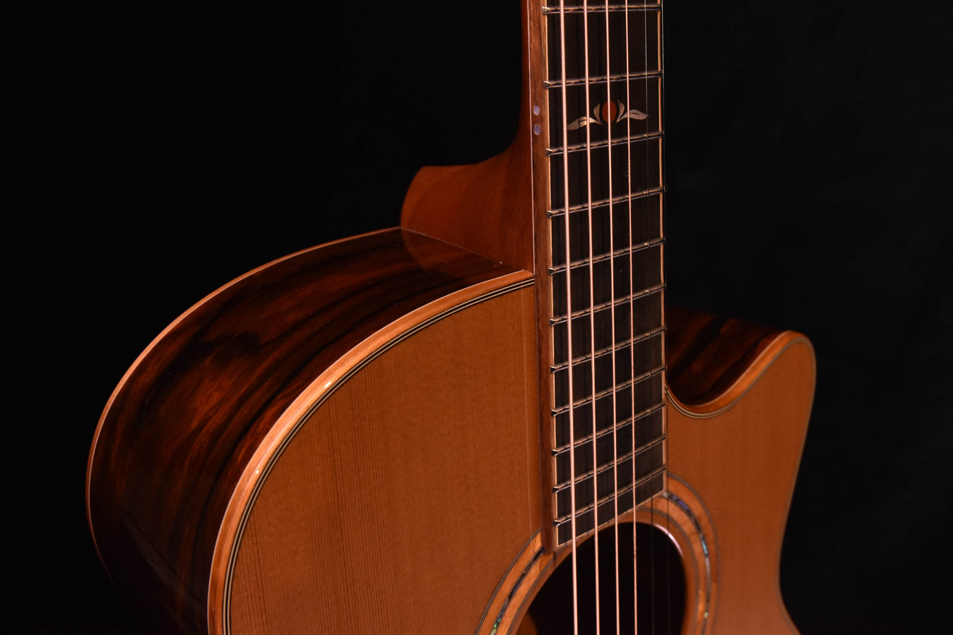 Furch Rainbow Grand Auditorium Cutaway Cedar/Cocobolo Bevel Duo