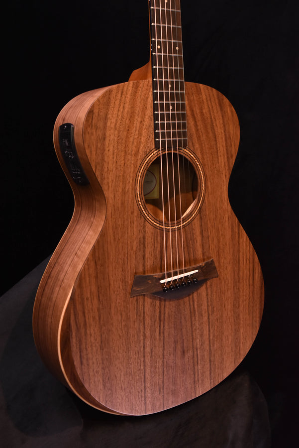 Taylor Academy 22E Acoustic-Electric  Guitar Layered Walnut