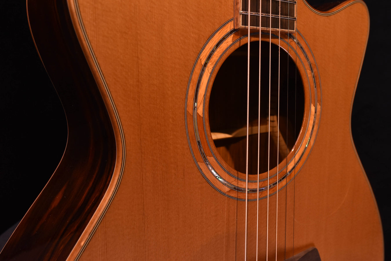 Furch Rainbow Grand Auditorium Cutaway Cedar/Cocobolo Bevel Duo