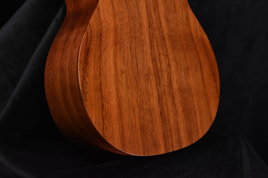 kamaka hf-3 tenor ukulele with case