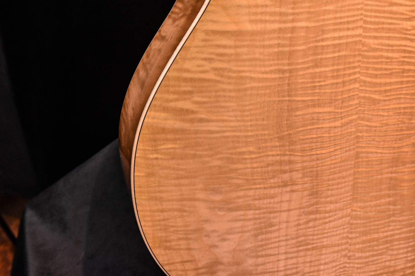 Jumbo Grand Orchestra 618E guitar body close-up in antique blonde finish