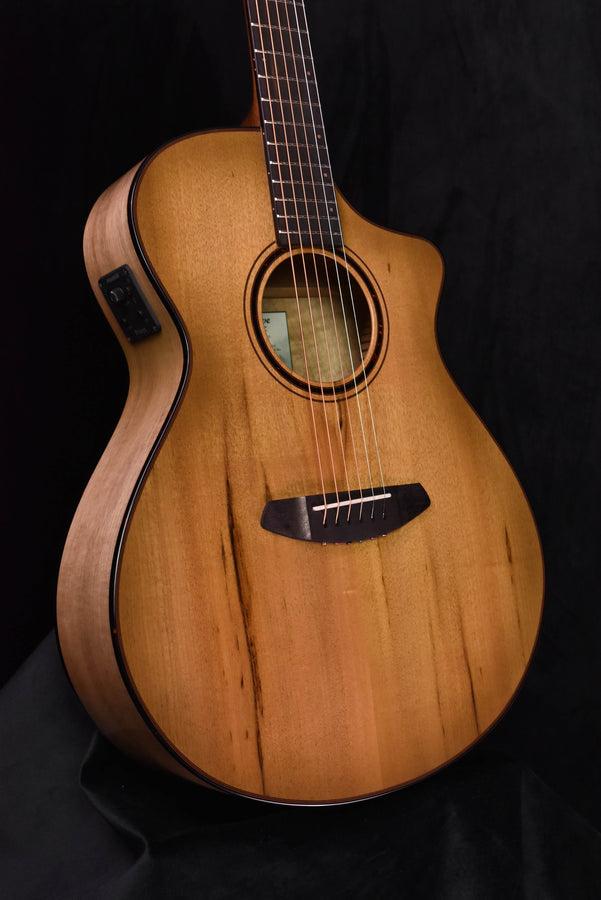 Akustische Gitarre mit Cutaway, Schallloch-Einfassung und eingebautem Tonabnehmer am Korpus