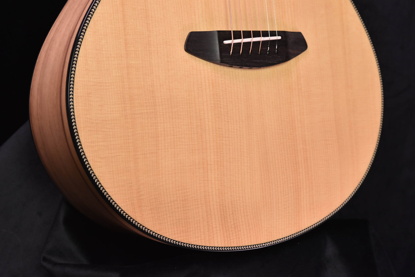 Breedlove Oregon Concert CE Sitka/ Myrtlewood Cutaway Acoustic Electric Guitar