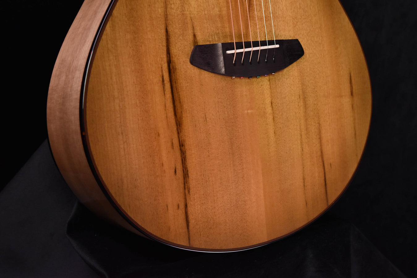 Akustische Gitarre: Steg und Saitenauflage im unteren Bereich, naturfarbenes Holz