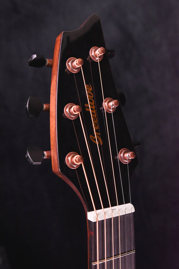 Kopfplatte einer akustischen Gitarre mit sechs Mechaniken, naturfarbenes Holz