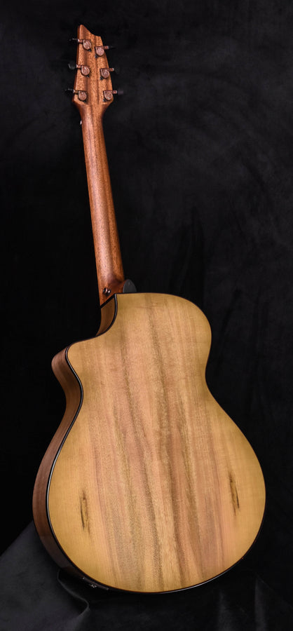 Akustische Gitarre mit Hals und Korpus, naturfarbenes Holzfinish und dunkler Einfassung