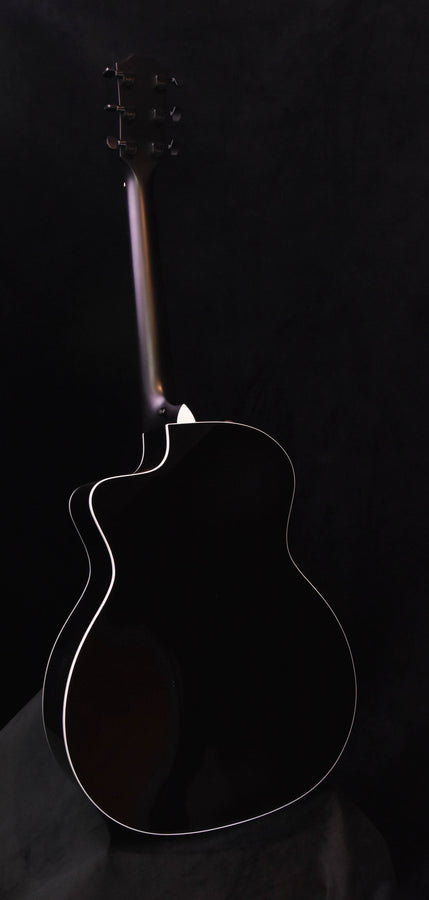 Akustikgitarre Rückansicht, dunkles Finish mit Randbinding