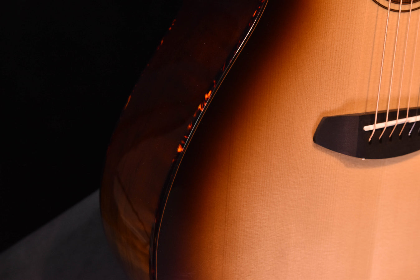 Breedlove Artista Pro Concerto Burnt Amber CE European Spruce/ Myrtlewood Acoustic Elec Guitar