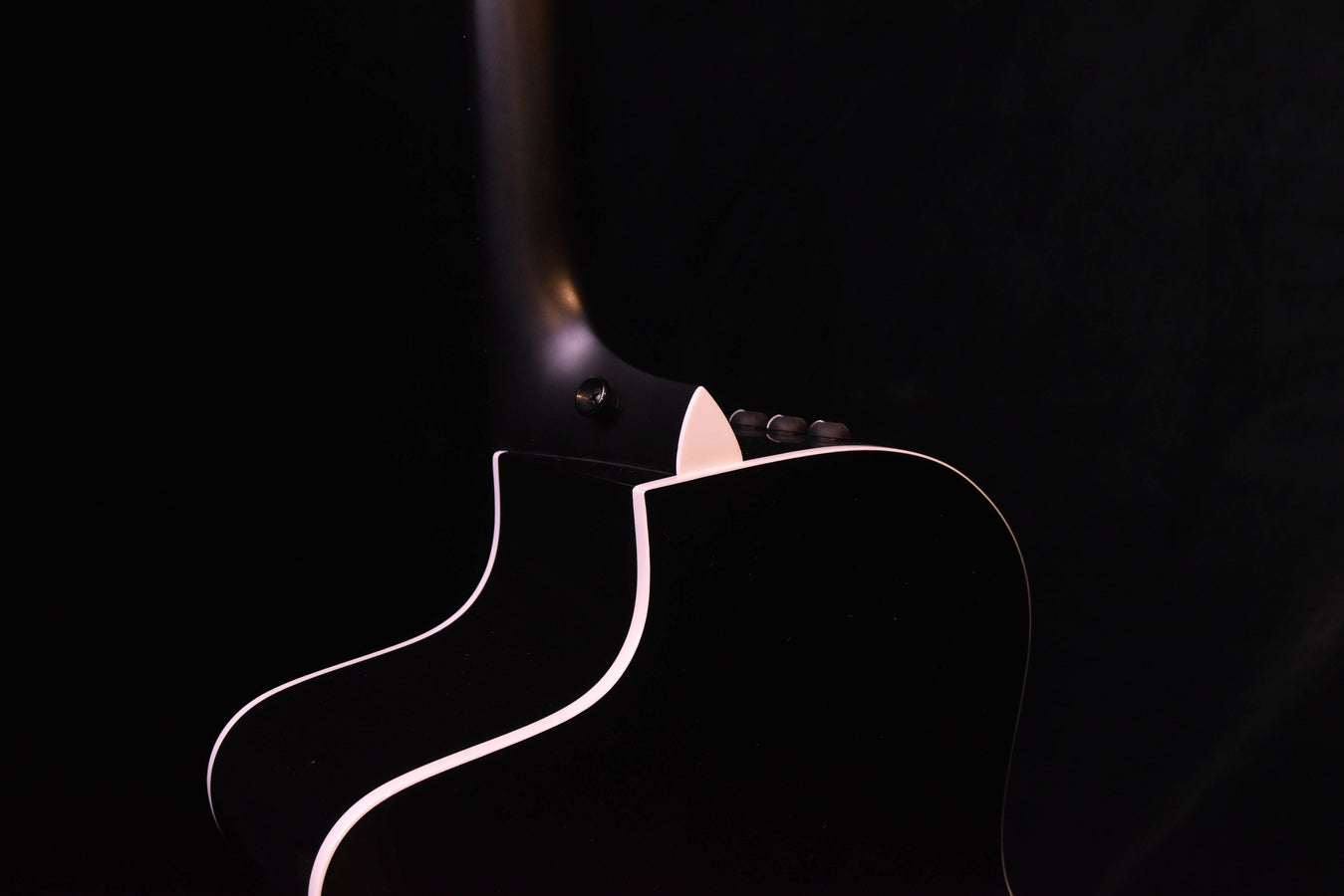 Akustikgitarre Unterseite mit Cutaway-Kontur und Korpus-Binding