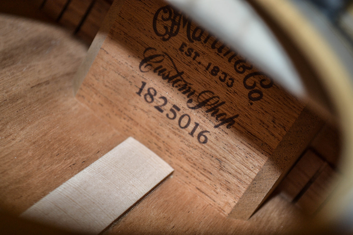 Martin Custom Shop 00-14 Fret Size Quilt Mahogany / Swiss Alpine Spruce